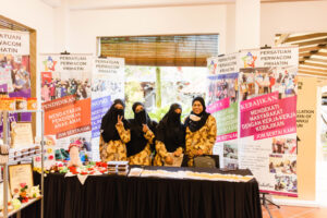 Representatives from Persatuan Wanita PPR HICOM (PERWACOM) and their booth